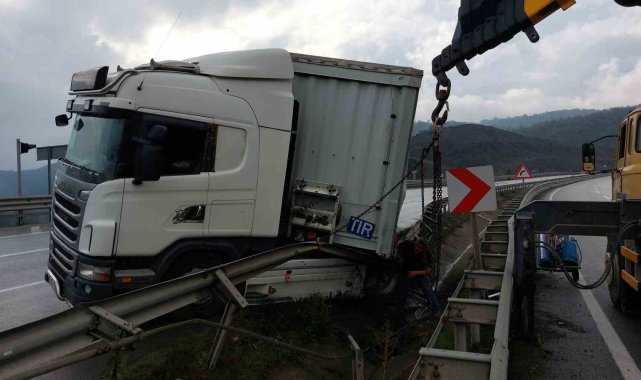Samsun'da makaslama yapan tır bariyere çarptı