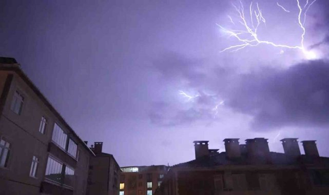 Samsun'da şimşek ve yıldırımlar gökyüzünü aydınlattı