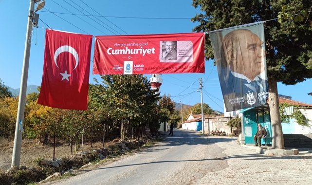 Şehzadeler'de meydanlar bayrak ve Atatürk posterleriyle donatıldı