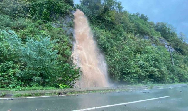 Şiddetli yağışlar Artvin'in Hopa ve Arhavi ilçelerinde etkili oluyor