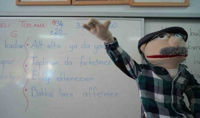 Sınıf öğretmeni 'Bakkal Amca' ismini verdiği kukla ile dersleri işliyor