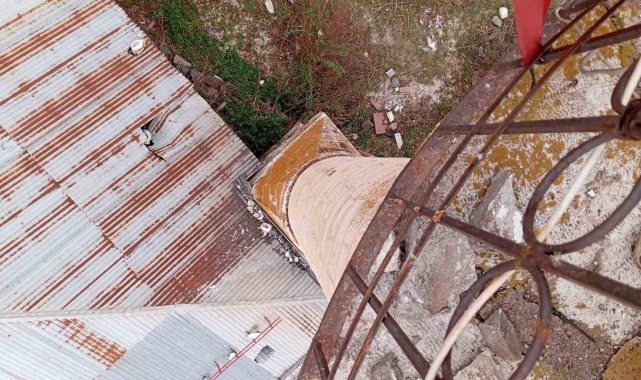 Sivas'ta cami minaresine yıldırım düştü
