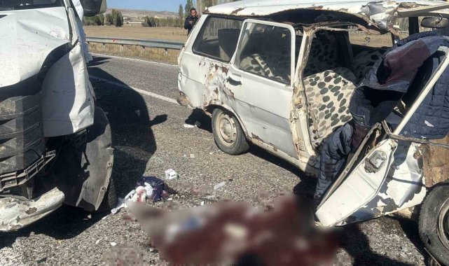 Sivas'ta trafik kazası karı kocayı birbirinden ayırdı