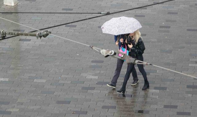 Taksim'de aniden bastıran yağmur vatandaşlara zor anlar yaşattı