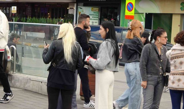 Taksim'de Türk bayrağını kullanarak duygu sömürüsü ile vatandaşlardan para alan 3 kadına para cezası
