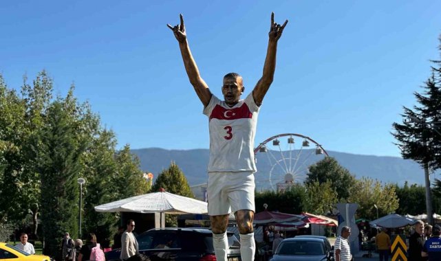 Tanju Özcan, Merih Demiral'ın "Bozkurt" heykelini diktirdi