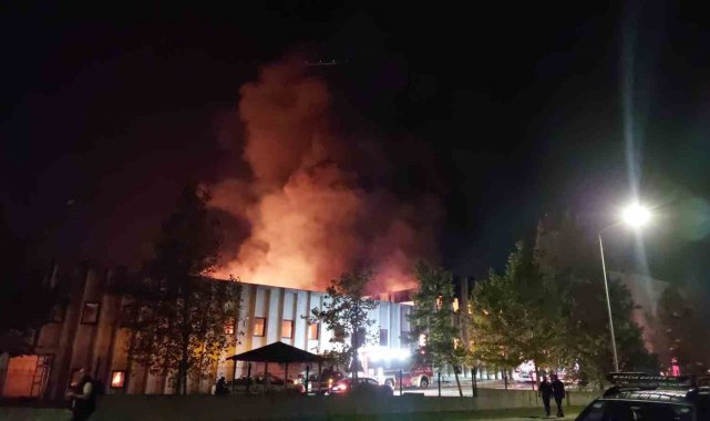 Tekirdağ'daki fabrika yangınını söndürme çalışmaları sürüyor