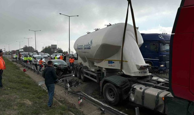 TEM'de karşı şeride geçen tanker ortalığı karıştırdı: 2 yaralı