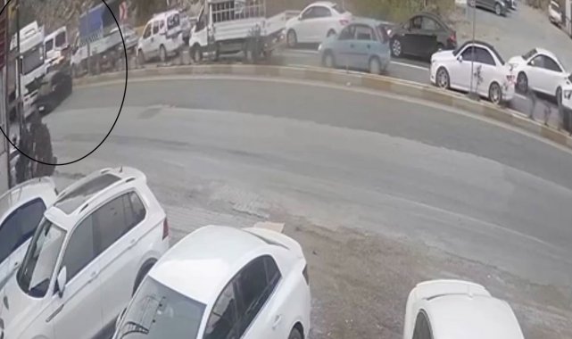 Tırın önüne kattığı otomobili sürüklediği anlar kamerada