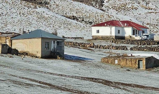 Türkiye'nin en yüksek rakımlı köyü beyaza büründü