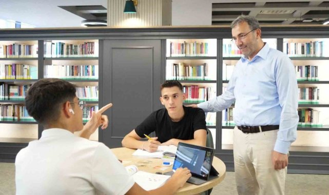 Üniversiteyi ilk kez kazanan Pendikli gençlerin hesabına 10 bin TL eğitim desteği yatırıldı