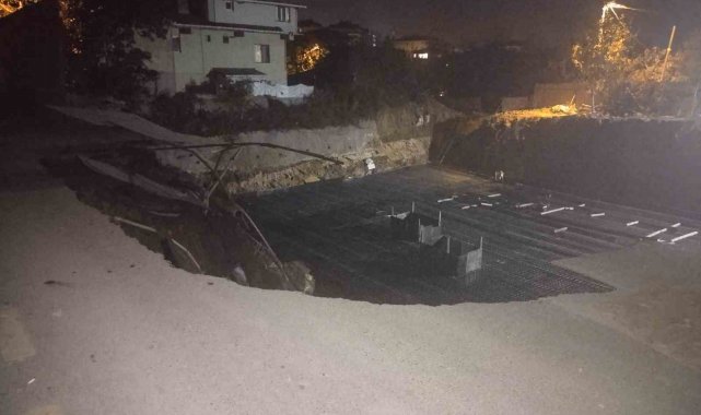 Üsküdar'da istinat duvarı çöktü