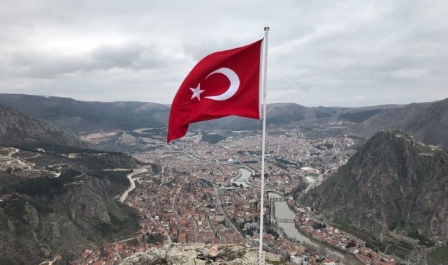 Vali Bakan'dan Amasya halkına 'bayrak asın' çağrısı: "Şer odaklarına vereceğimiz en güçlü cevap bu olacak"