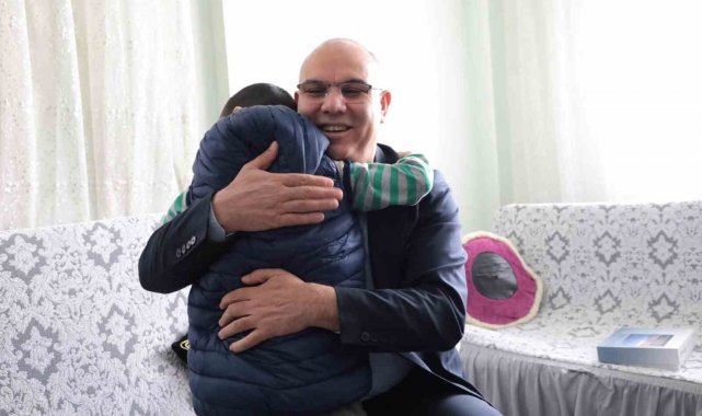 Vali Koç ve eşinden serebral palsi hastasına ziyaret