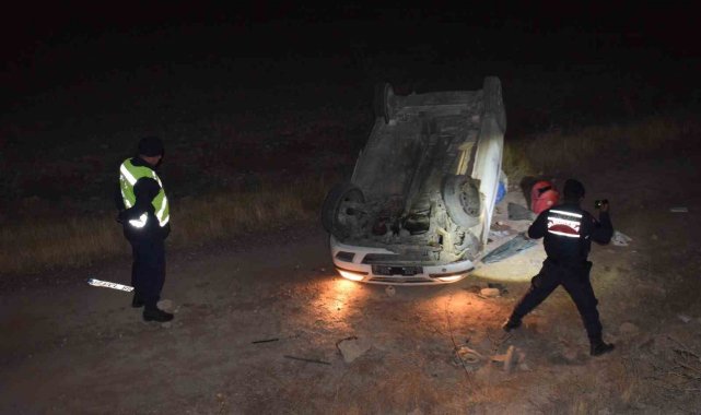 Virajı alamayan otomobil şarampole takla attı: 2 yaralı