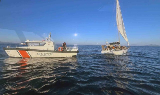 Yelkenli teknede 37 düzensiz göçmen, 27 çocuk ve bir göçmen kaçakçısı yakalandı