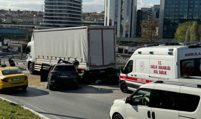 Zeytinburnu'ndaki feci kazada otomobil, park halindeki kamyonete çarptı: 1 ölü