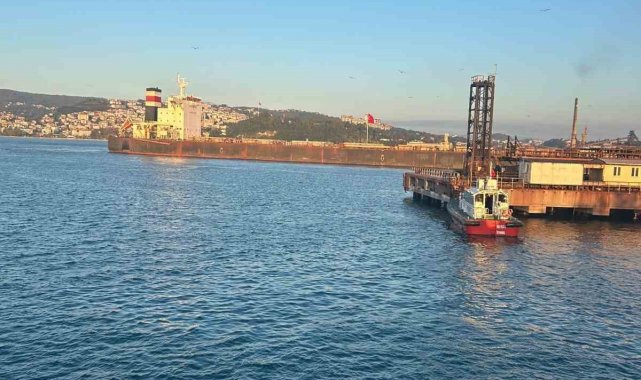 Zonguldak'ta karaya oturan yük gemisi ekiplerin çalışmalarının ardından limana yüzdürüldü