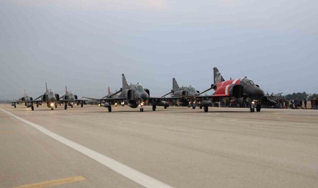 10 tane F-4E Phantom uçağıyla 'fil yürüyüşü' yapıldı