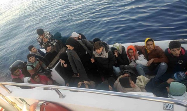 12'si çocuk 22 düzensiz göçmen ve 2 göçmen kaçakçısı yakalandı