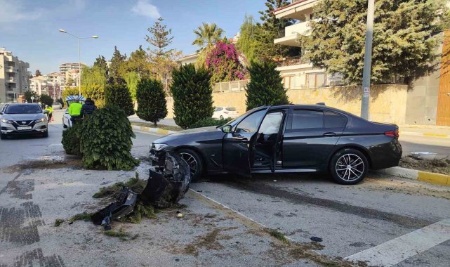 15 yaşındaki sürücünün kullandığı otomobil ağaçlara ve aydınlatma direğine çarptı