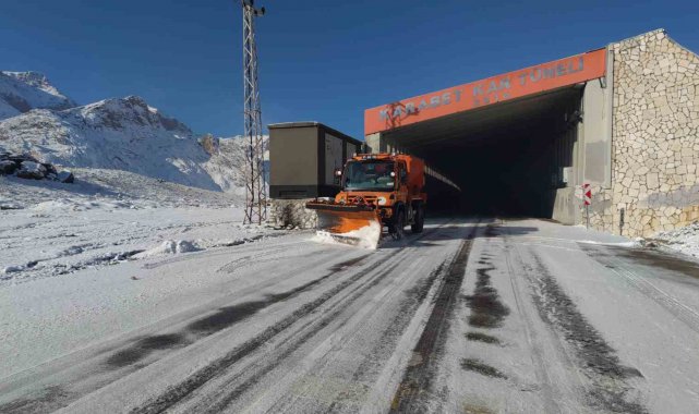 3 bin rakımlı Karabet Geçidi'nde kar mesai erken başladı