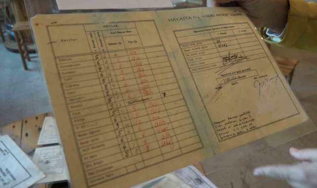 49 yıllık hatıralarını okulun müzesine hediye etti
