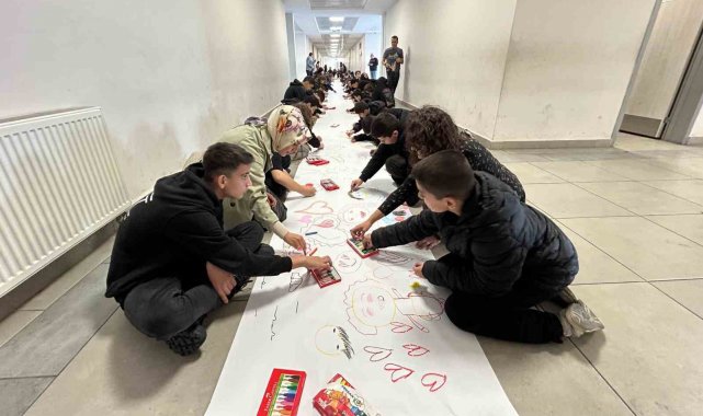 700 öğrenci 'sevgiyi çiziyorum' temasıyla öğretmenlerine olan duygularını resmetti
