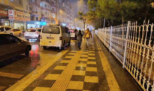 Afyonkarahisar'da beklenen kar yağışı başladı