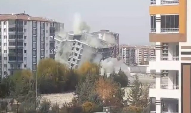 Ağır hasarlı 12 katlı bina saniyeler içerisinde yerle bir oldu