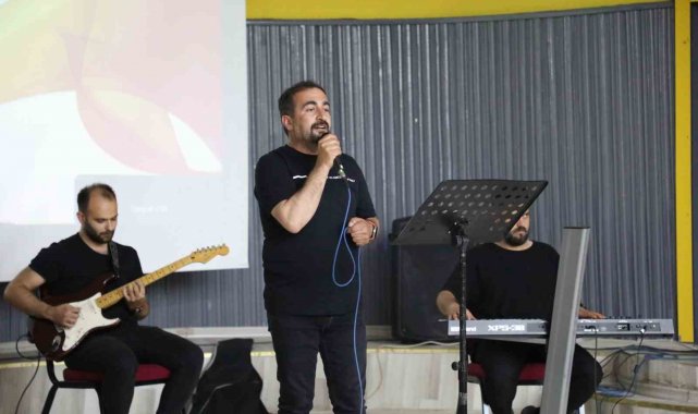 Ağrı'da müzik öğretmeni Nizamettin Ardin'den meslektaşlarına Öğretmenler Günü konseri