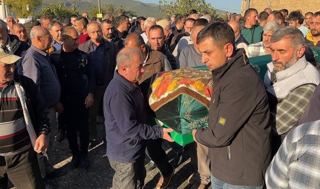 Alevlere teslim olan evde hayatını kaybeden kadın son yolculuğuna uğurlandı