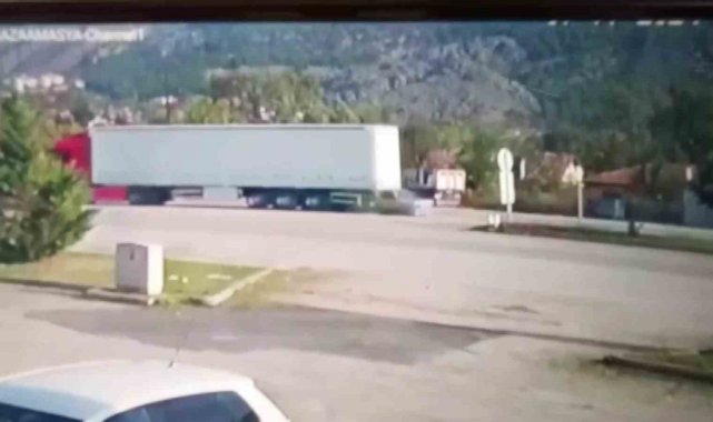 Amasya'da otomobilin tıra çarpma anı kamerada