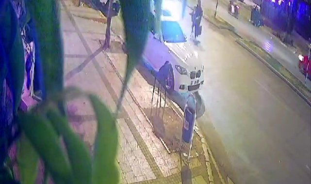 Anne ve oğluna yaya geçidinde otomobil çarptı, başka bir otomobil de üstlerinden geçti
