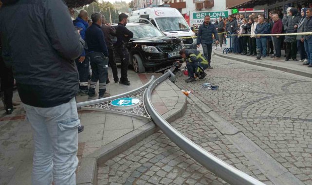 Aracın çarptığı aydınlatma direği yayaların üzerine düştü: 6 yaralı