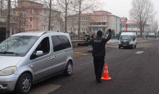 Ardahan'da polis ekiplerince okul çevrelerinde denetim yapıldı