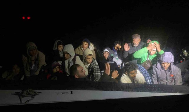 Arızalanan lastik bottaki 23 düzensiz göçmen kurtarıldı