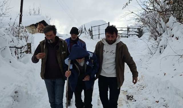 Artvin'de sağlık ekipleri karla kaplı yolları aşarak hastaya ulaştı