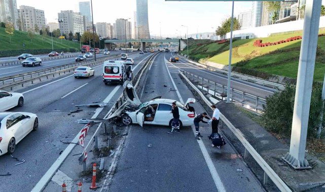 Ataşehir'de kontrolden çıkan otomobil refüje çarptı: 1 yaralı
