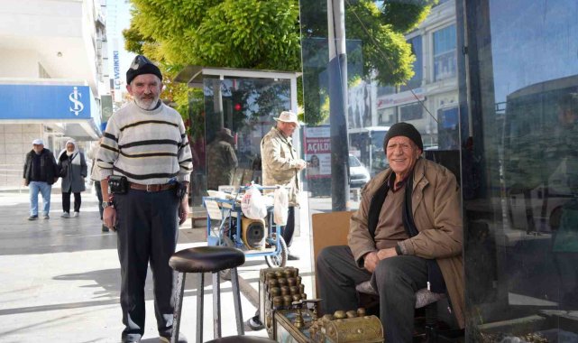 Aynı sokakta 68 yıldır ayakkabı boyayarak geçiniyor