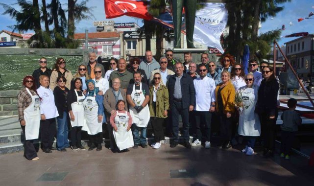 Ayvalık'ta hasat festivalinde düzenlenen zeytinyağlı ev yemekleri yarışmasına ilgi yoğun oldu