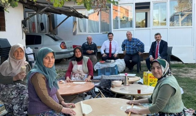 Başkan bazlama açtı pişirdi, köylülere ikram etti