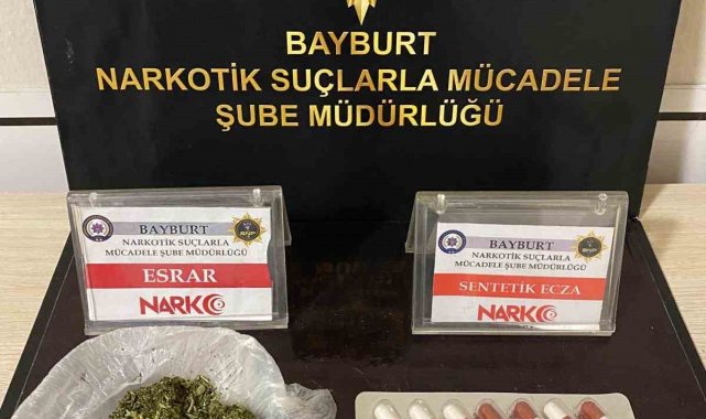 Bayburt'ta şüpheli hareketler sergileyen 2 şahısın üzerinden uyuşturucu madde çıktı