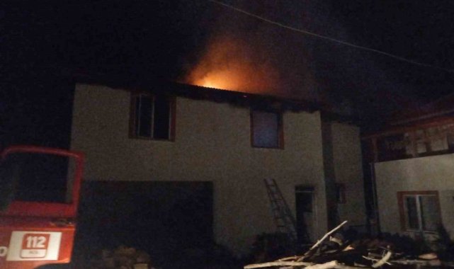Bilecik'te çatı yangını yan eve sıçramadan söndürüldü