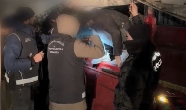 Bitlis'te tır dorsesinde 24 kaçak göçmen yakalandı