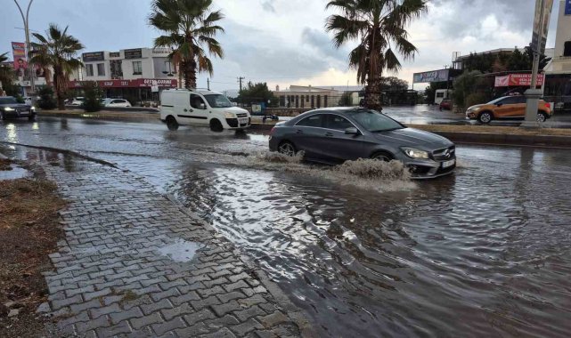 Bodrum'da sağanak yağış etkili oldu