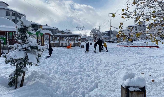Bolu'da kar kalınlığı 30 santimetreye ulaştı