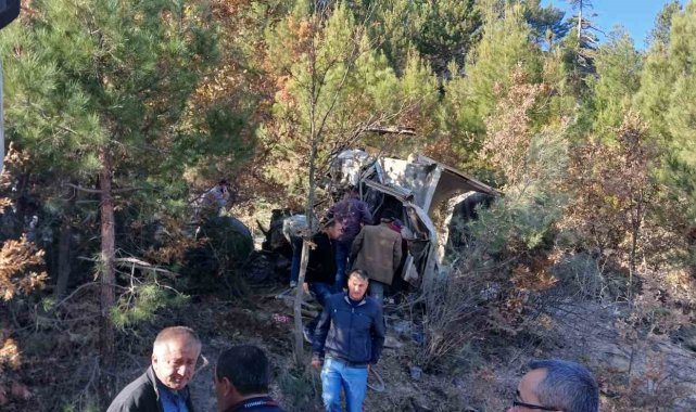Burdur'da freni patlayıp şarampole uçan hafriyat kamyonu hurdaya döndü: 1 ağır yaralı