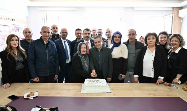 Bursa'da 42 yıllık öğretmen alkışlarla emekliliğe uğurlandı