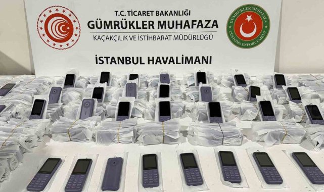 Cep telefonlarını 'kablo' diye yurda sokarken yakalandılar